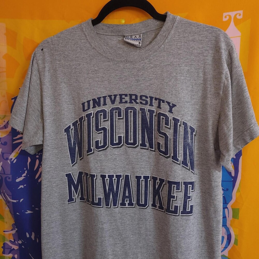 University of Wisconsin Milwaukee gray cotton t-shirt with blue text reading 'UN
